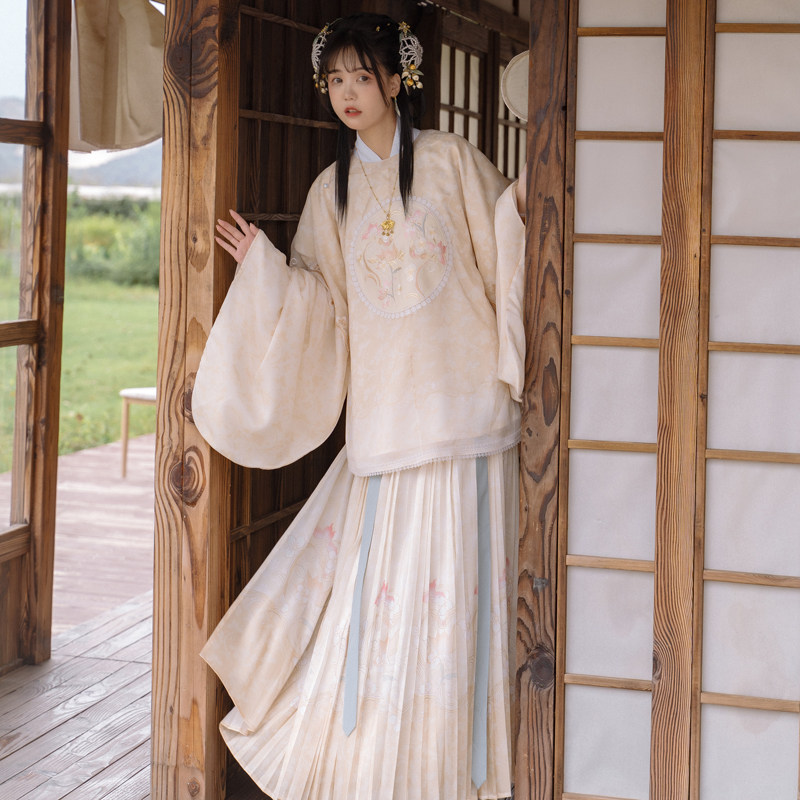 远山小荷明制汉服女刺绣圆领大襟荷花印花渐变汉服