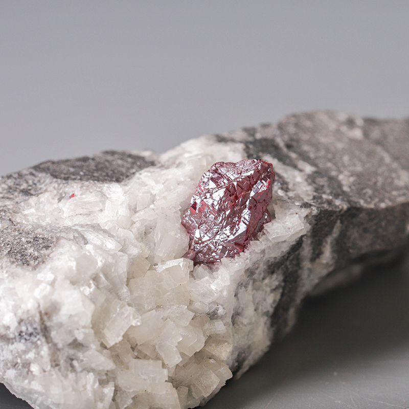 辰世原矿朱砂晶体摆件透光紫金砂矿标原矿石摆件