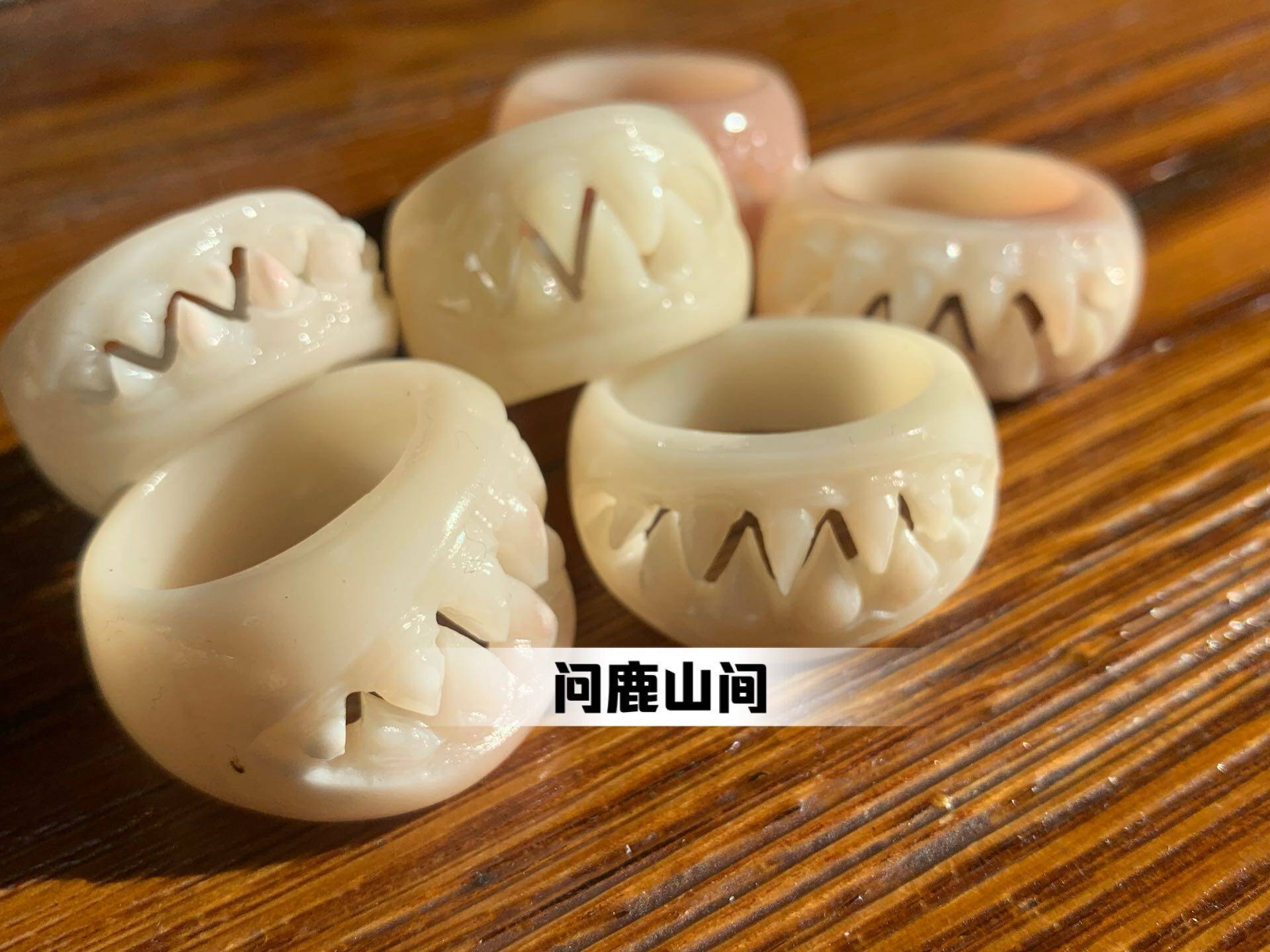 驼骨手工雕刻吞噬戒指可以定制戒指