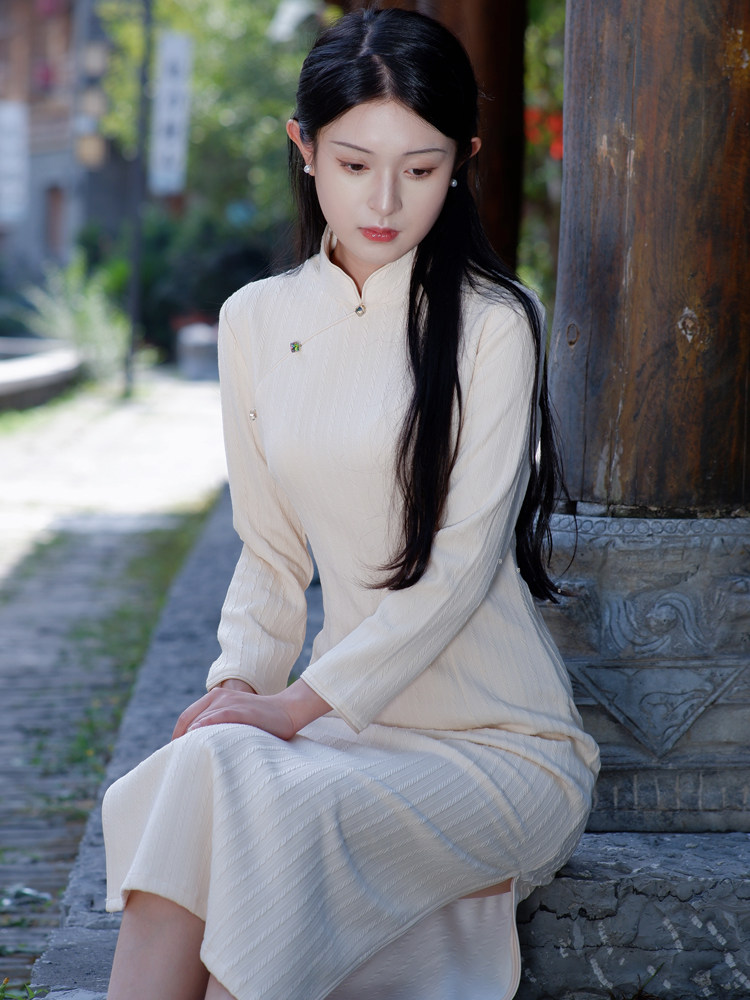 素锦白色打底温柔气质中长秋冬登记华年领证旗袍
