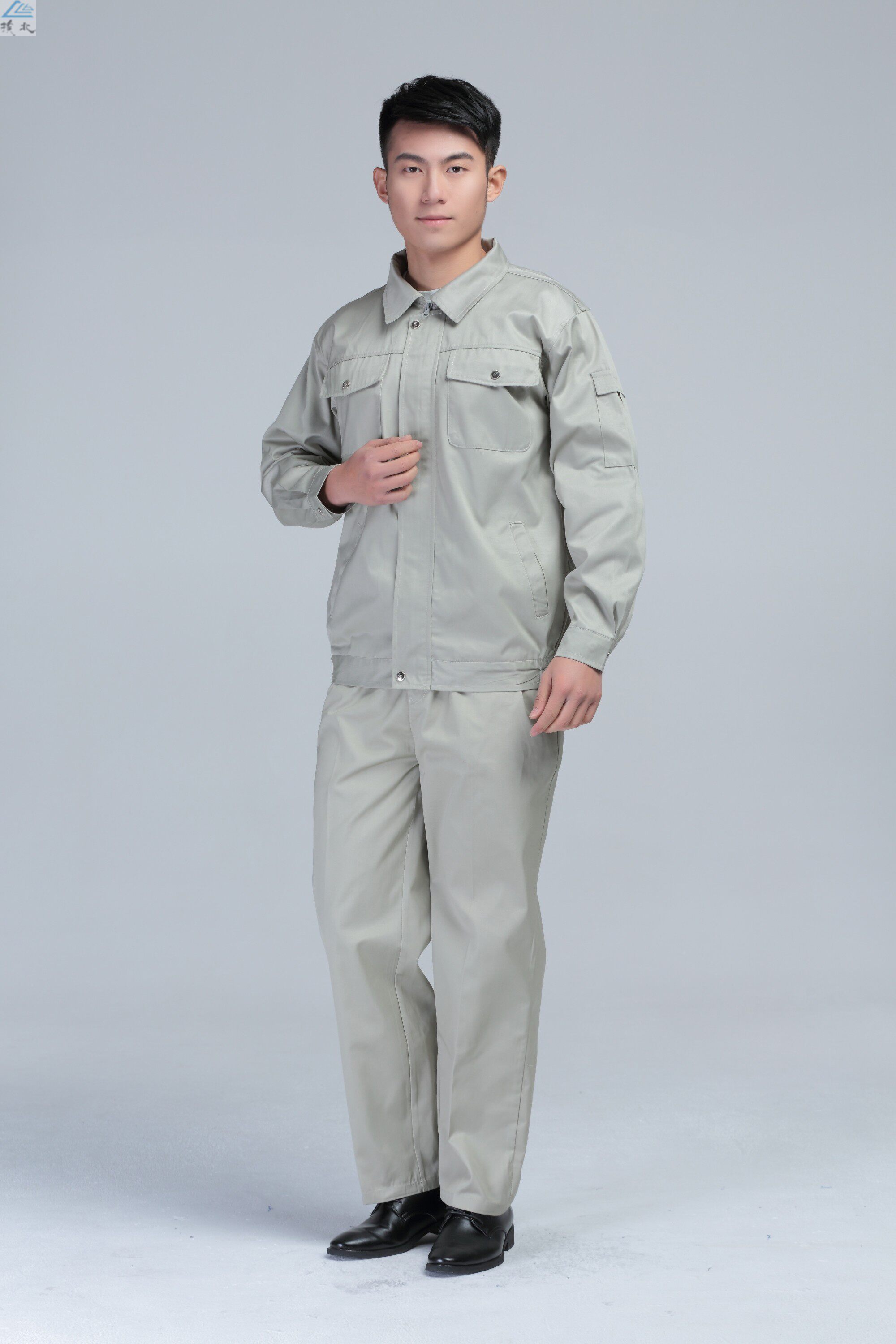 米色工作服,秋冬必备的舒适之选