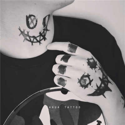 她画恶魔微笑纹身贴 远小丑笑脸鬼脸纹身近可擦纹身渔同款网红