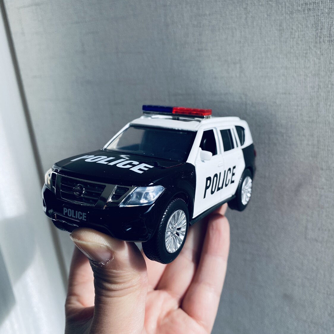 日产途乐越野车警车模型儿童儿童玩具玩具车带回回力车模