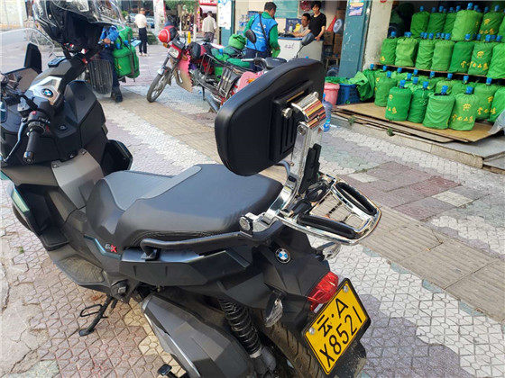 周红边箱适用宝马c400x摩托车多功能电镀靠背黑色支架摩托车保险杠