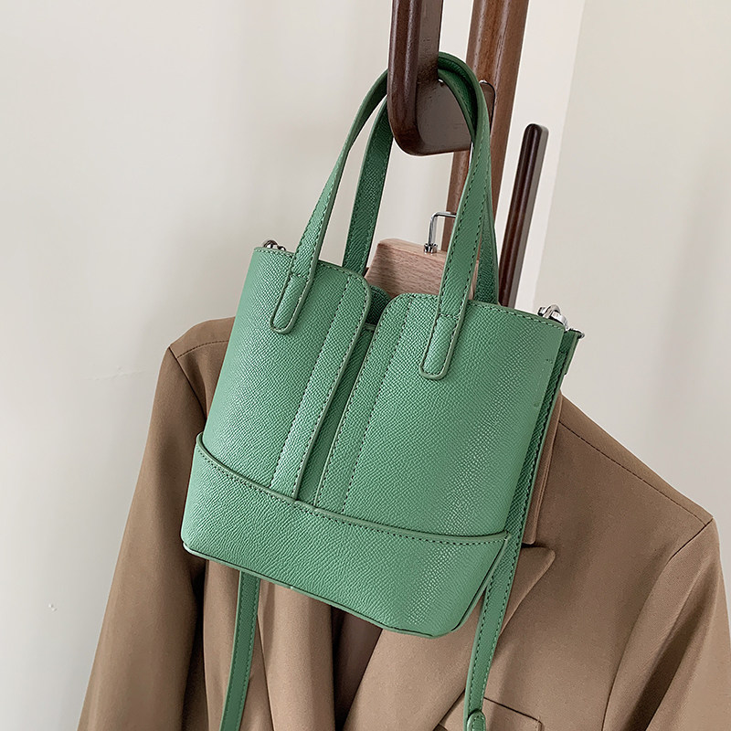 今年流行包包女夏2021新款潮时尚网红斜挎包小众设计感手提水桶包