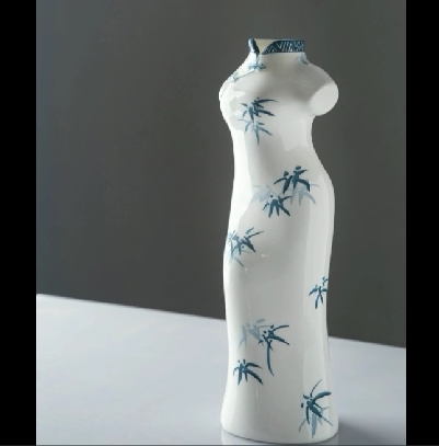 手工注浆制作优质骨瓷纯白手绘旗袍花插6s花瓶