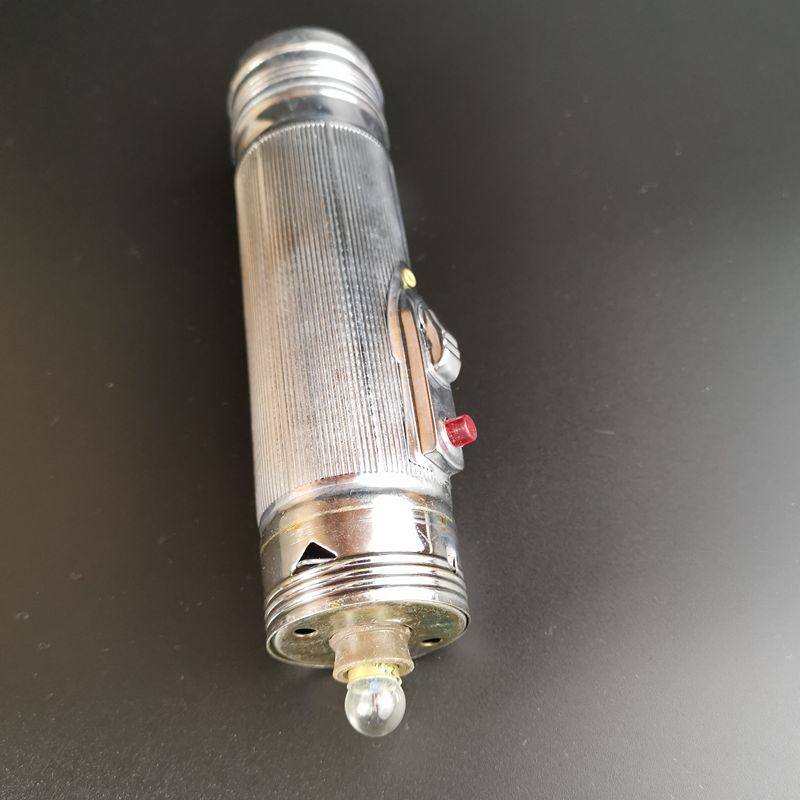 老式手电筒铁皮一号电池黄光老灯泡照明家用胎教手电筒
