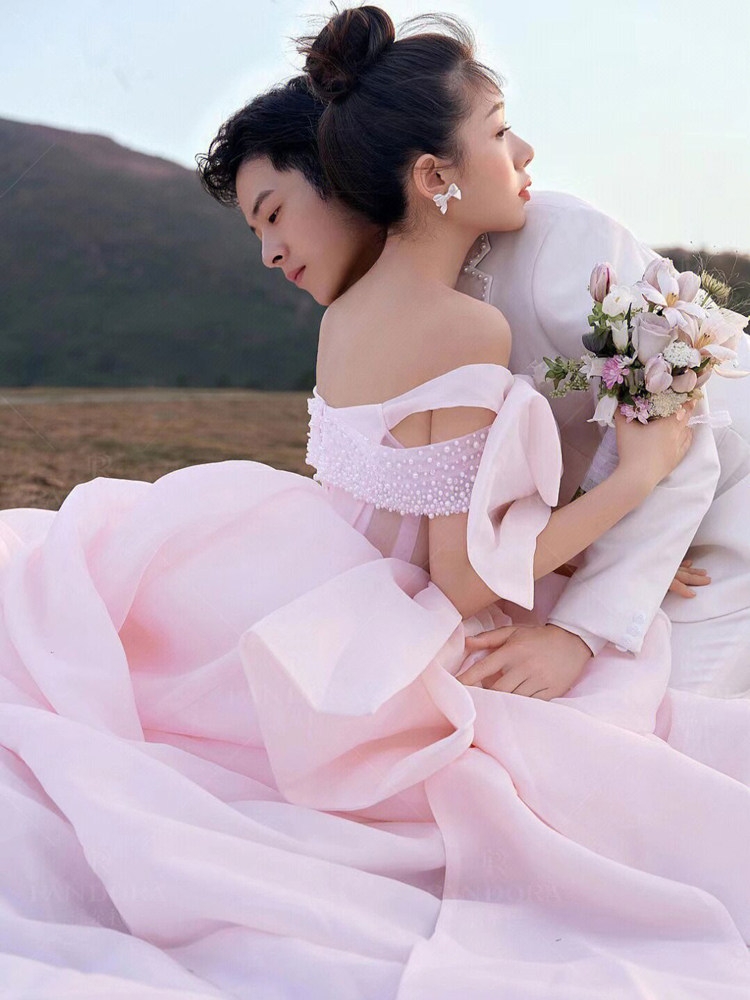 影楼外景拍照主题服装情侣写真摄影旅拍礼服粉色一字肩长拖尾婚纱