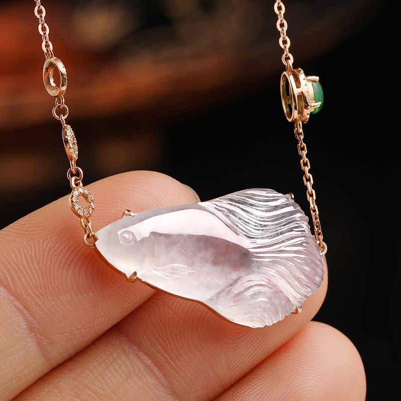 镶嵌祥祯金鱼锁骨吊坠玉佩翡翠冰种金镶嵌18k颈饰