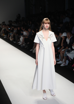 xunruo春夏走秀新款熏若原创设计师品牌白色击剑兔子印花连衣裙