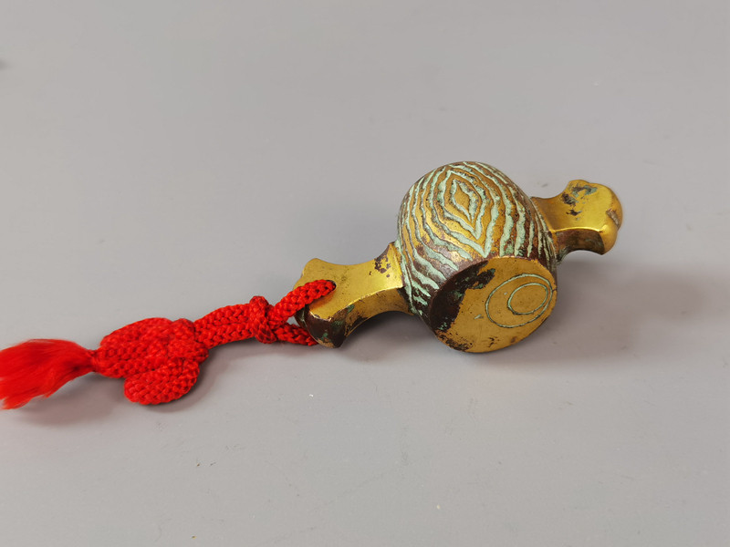 日本金工大师四代秦藏六青铜涂金金福锤文镇文房摆件