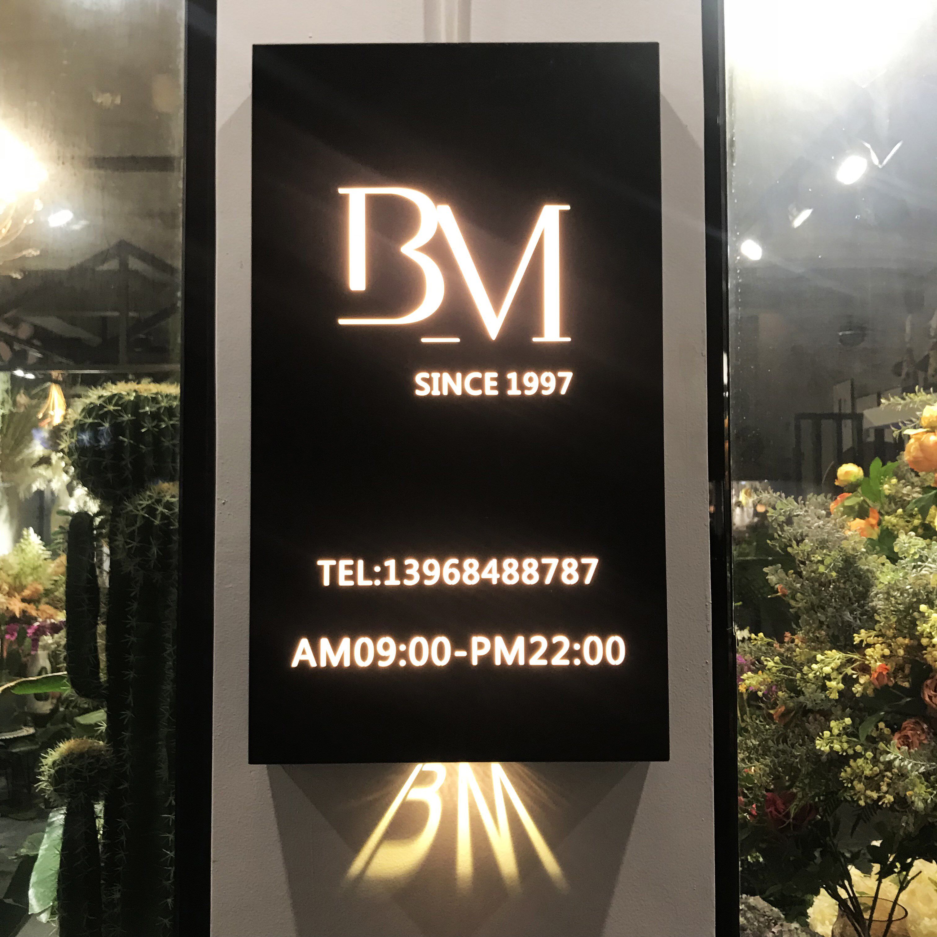 招牌创意镂空灯箱发光广告牌挂墙背光户外服装广告牌