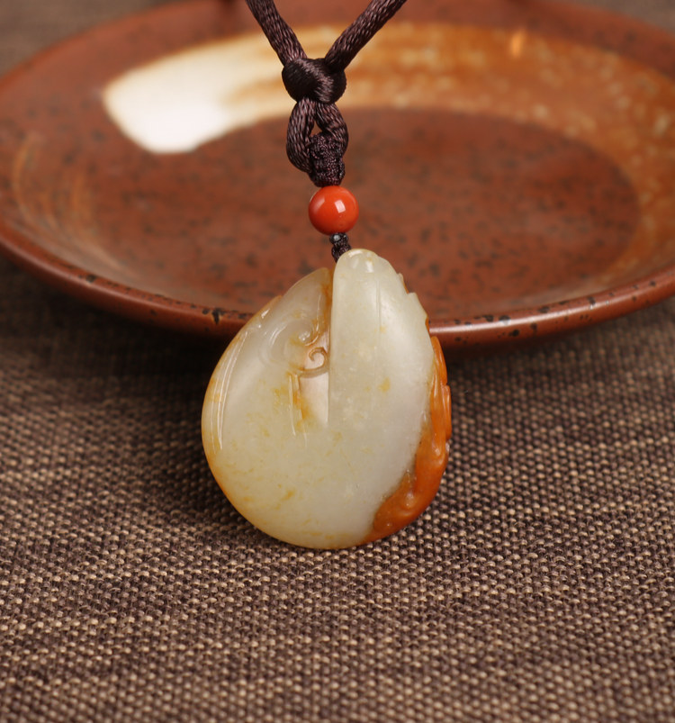 新疆和田玉黄沁皮白玉籽料守护吊坠天然聚黄皮颈饰