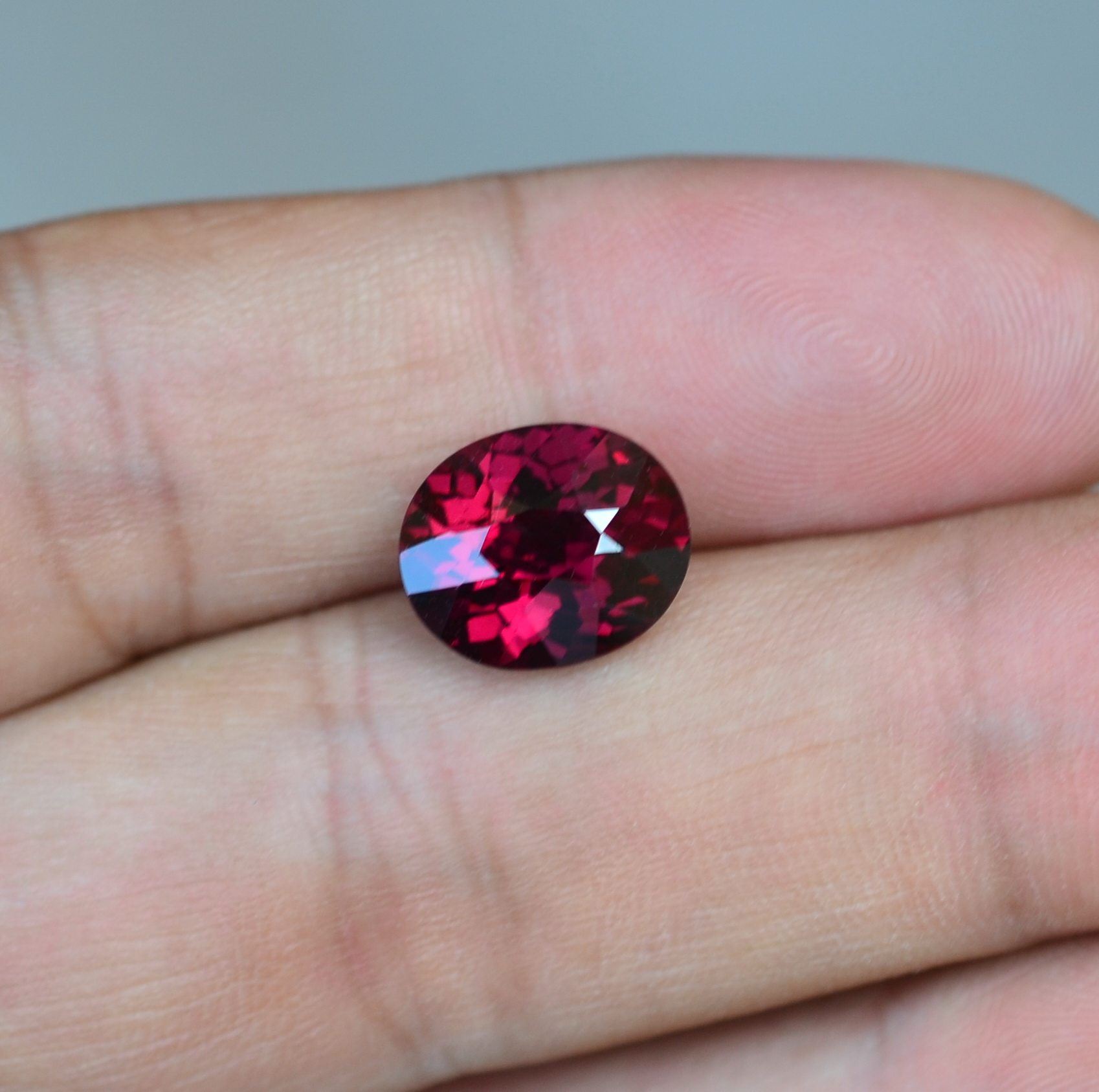 天然镁铝镁铝石石榴石裸石椭圆形戒面5.85克拉肉眼无暇其他