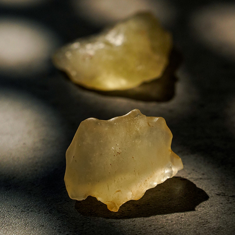 利比亚黄金陨石天然玻璃宇宙玻陨情侣原石埃及项坠