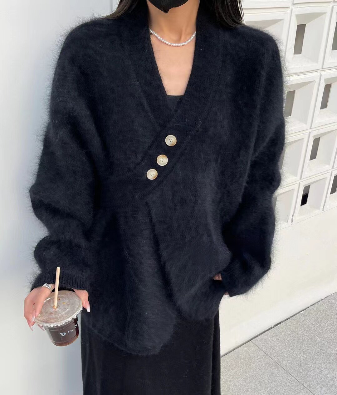 现货草莓家韩国东大门慵懒不规则系扣长毛浣熊绒开毛针织衫