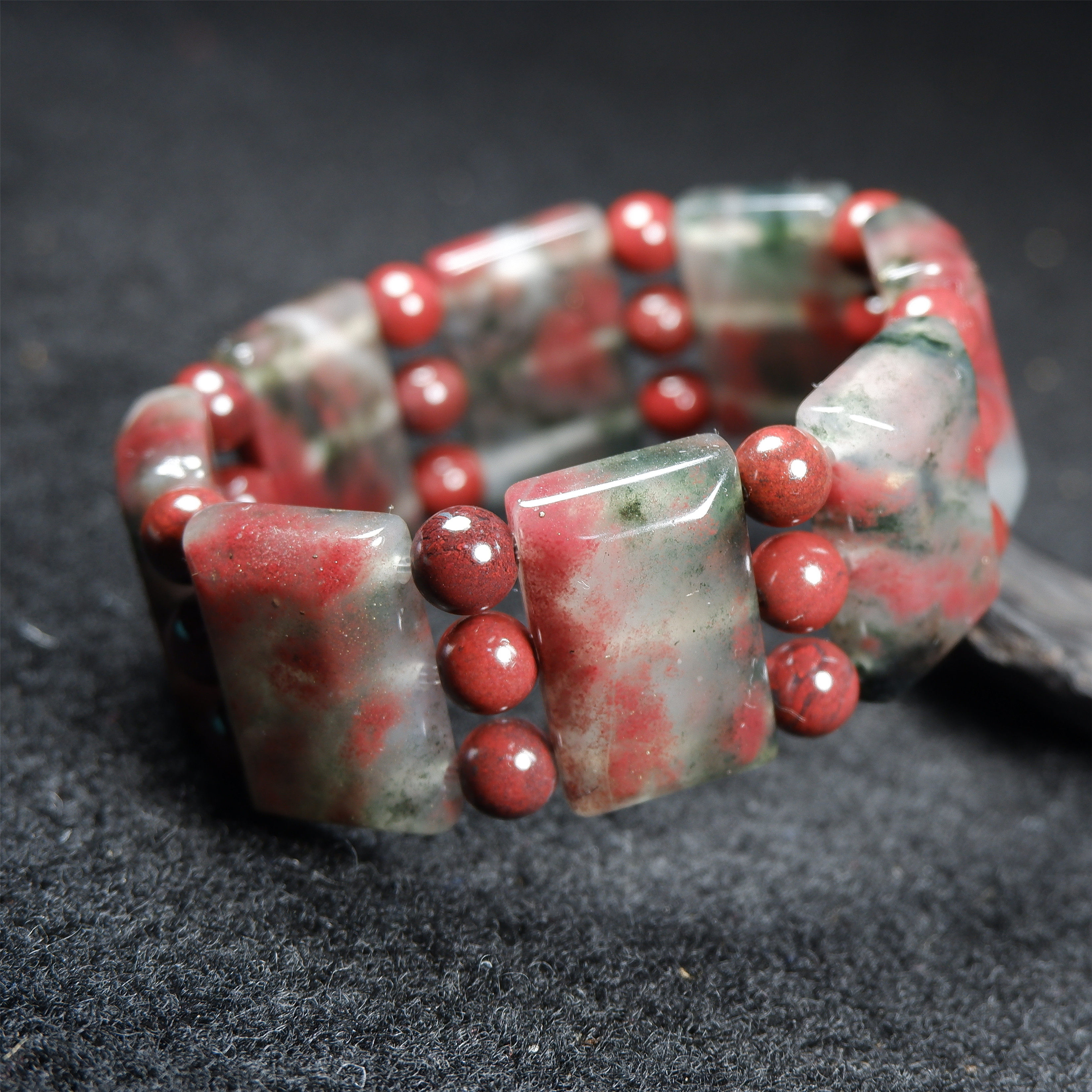 桂林贵妃化红彩玉三彩收藏鸡血孤品手牌坦克手饰