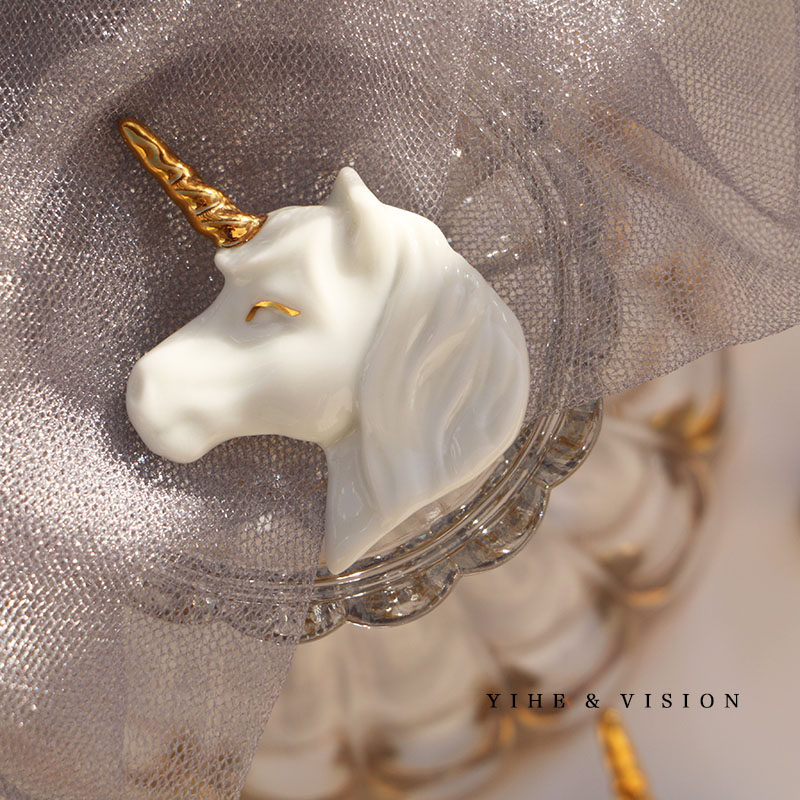yihe独角兽造型陶瓷描金秋冬外套青年个性潮物胸针