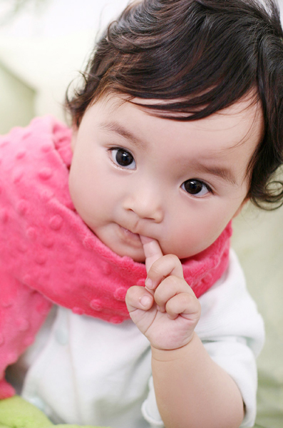 可爱漂亮女宝宝图片墙贴画婴儿孕妇备孕胎教海报画报照片新生娃娃