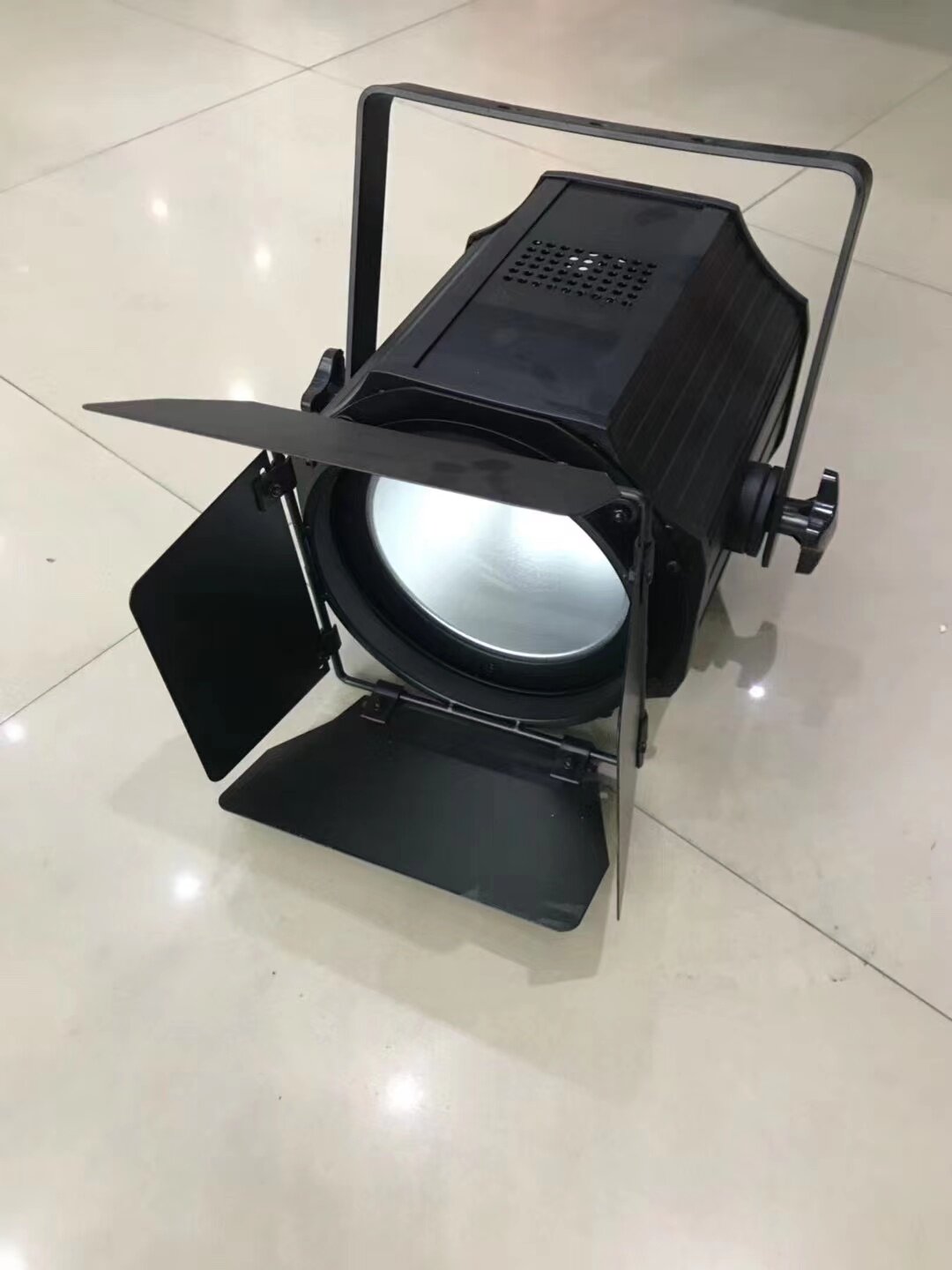 热销200w大功率ledcob面光调焦帕灯舞台染色舞台灯光