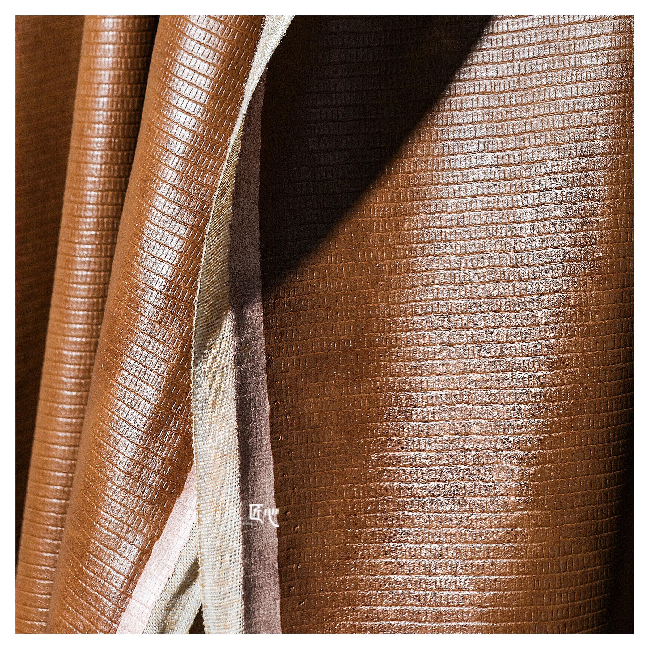 褐色蜥蜴格纹肌理皮革压花条纹创意意外套裙海绵垫