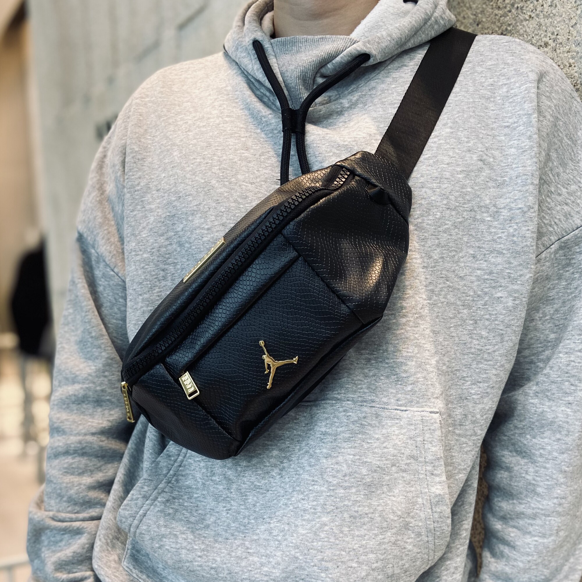 jordan黑色aj飞人logo蛇纹皮质基础健身斜挎腰包
