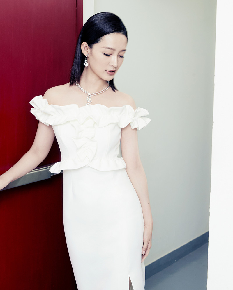 李沁主持白色一字中长连衣裙荷叶边开礼服聚会礼服
