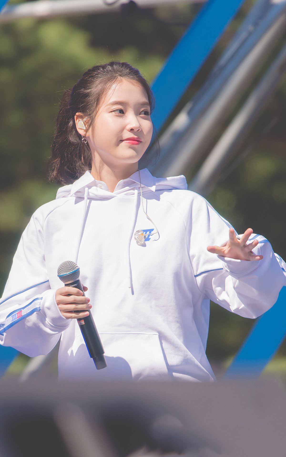 iu拉条长袖连帽口袋宽松印花字母织带白色卫衣