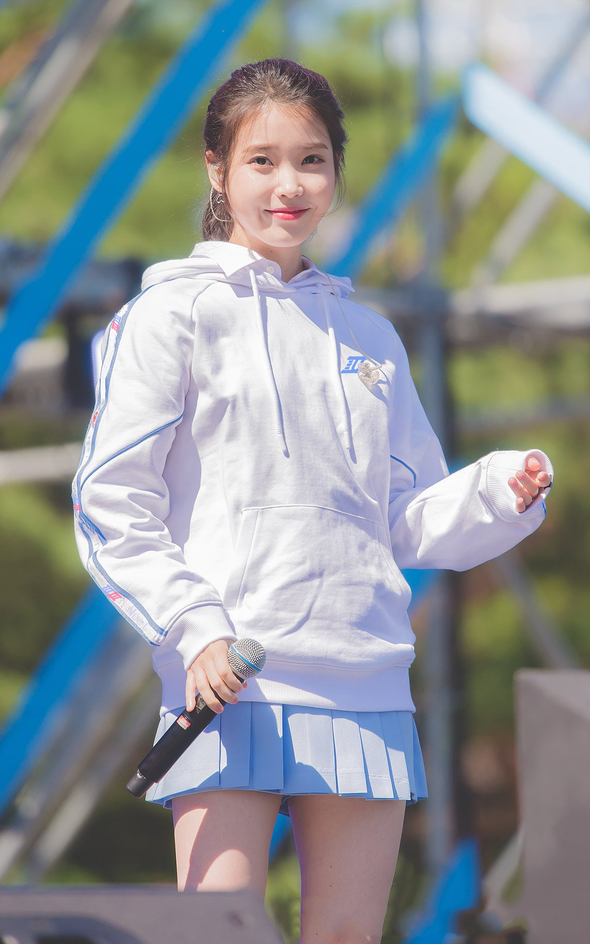 iu拉条长袖连帽口袋宽松印花字母织带白色卫衣