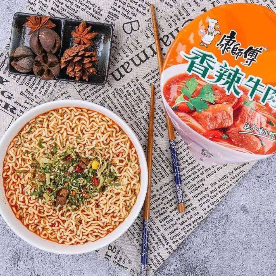 康师傅香辣牛肉面方便面泡面经典桶装休闲宵夜速食冲泡方便面