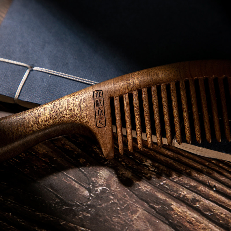非遗常州梳篦邢粮木艺文创潮品金丝楠木木工木工艺梳篦