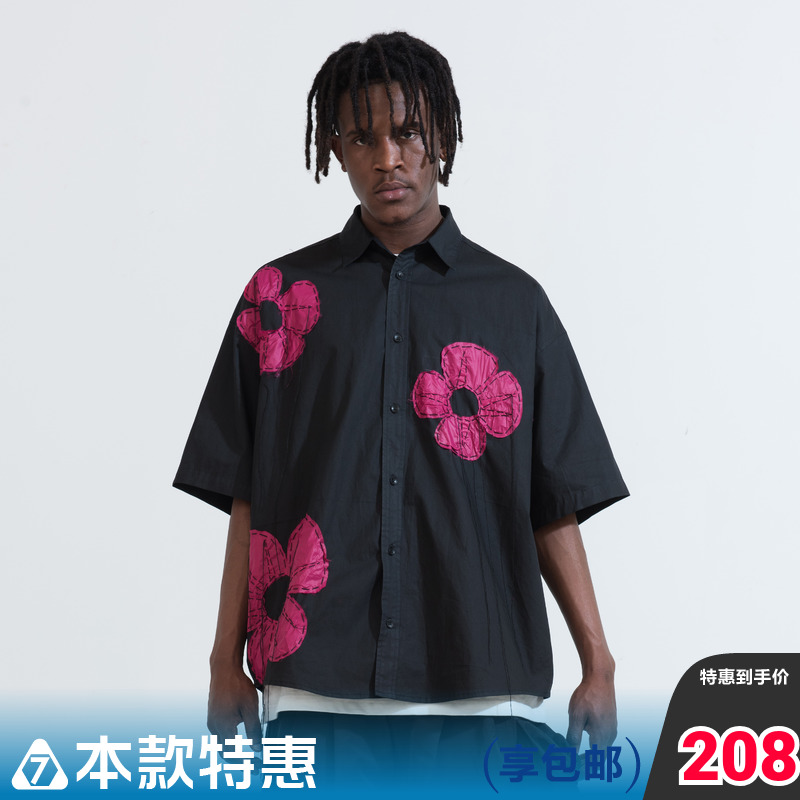 7440 37 1 手工针缝制不规则撞色花朵短袖宽松廓形黑衬衣