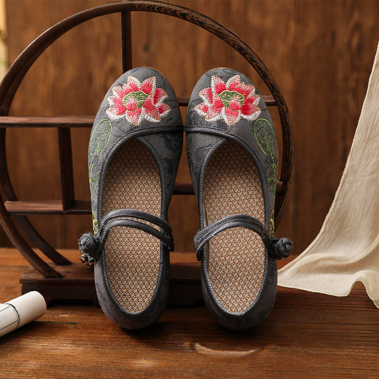 老北京布鞋绣花鞋汉服春夏平跟牛筋软底一字带圆头古风单鞋