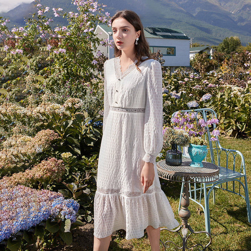 三彩2021春款新款花边泡泡绉长款连衣裙高腰灯笼连衣裙