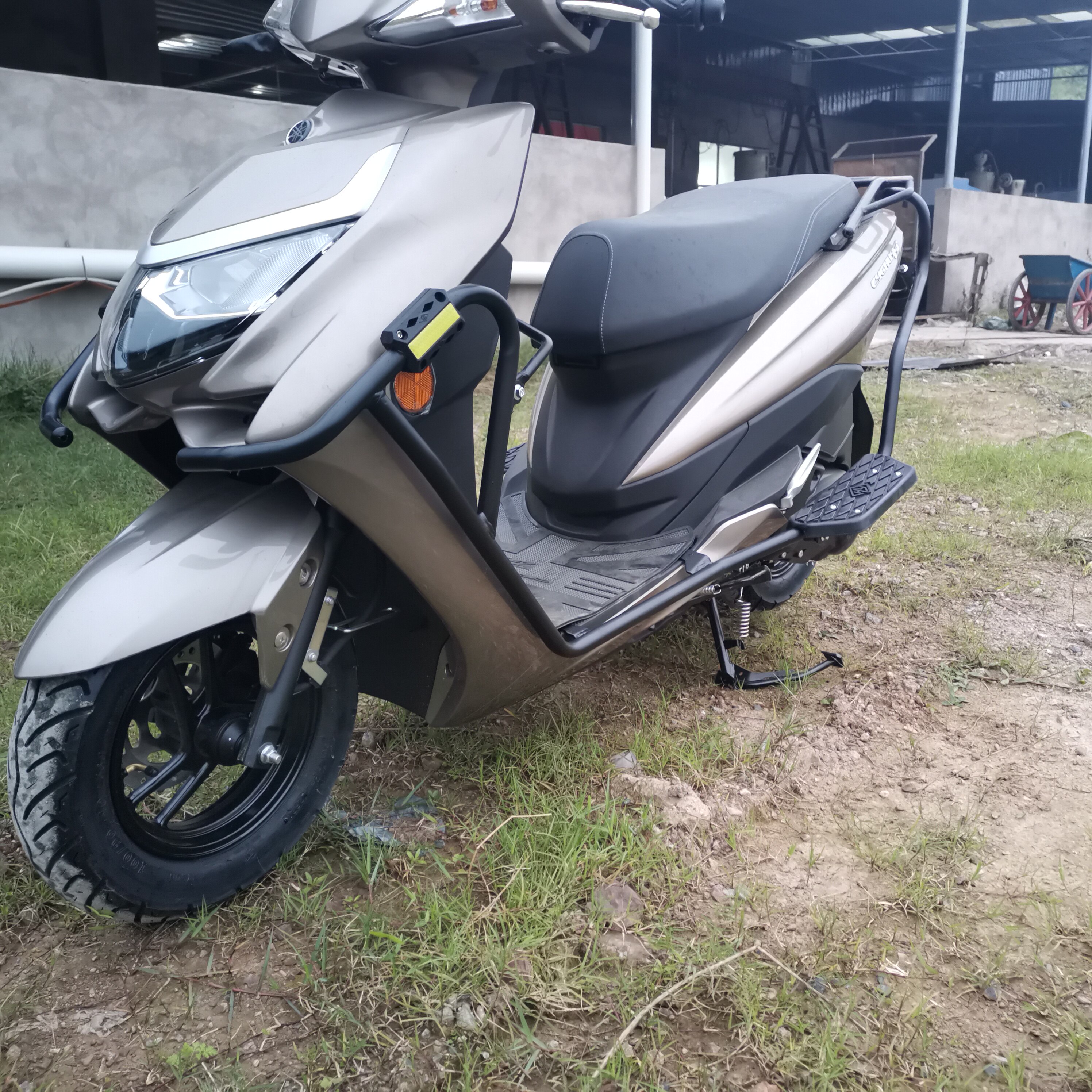 适用于雅马哈摩托车踏板车新款赛鹰125gt125保险杠脚踏板摩托车保险杠