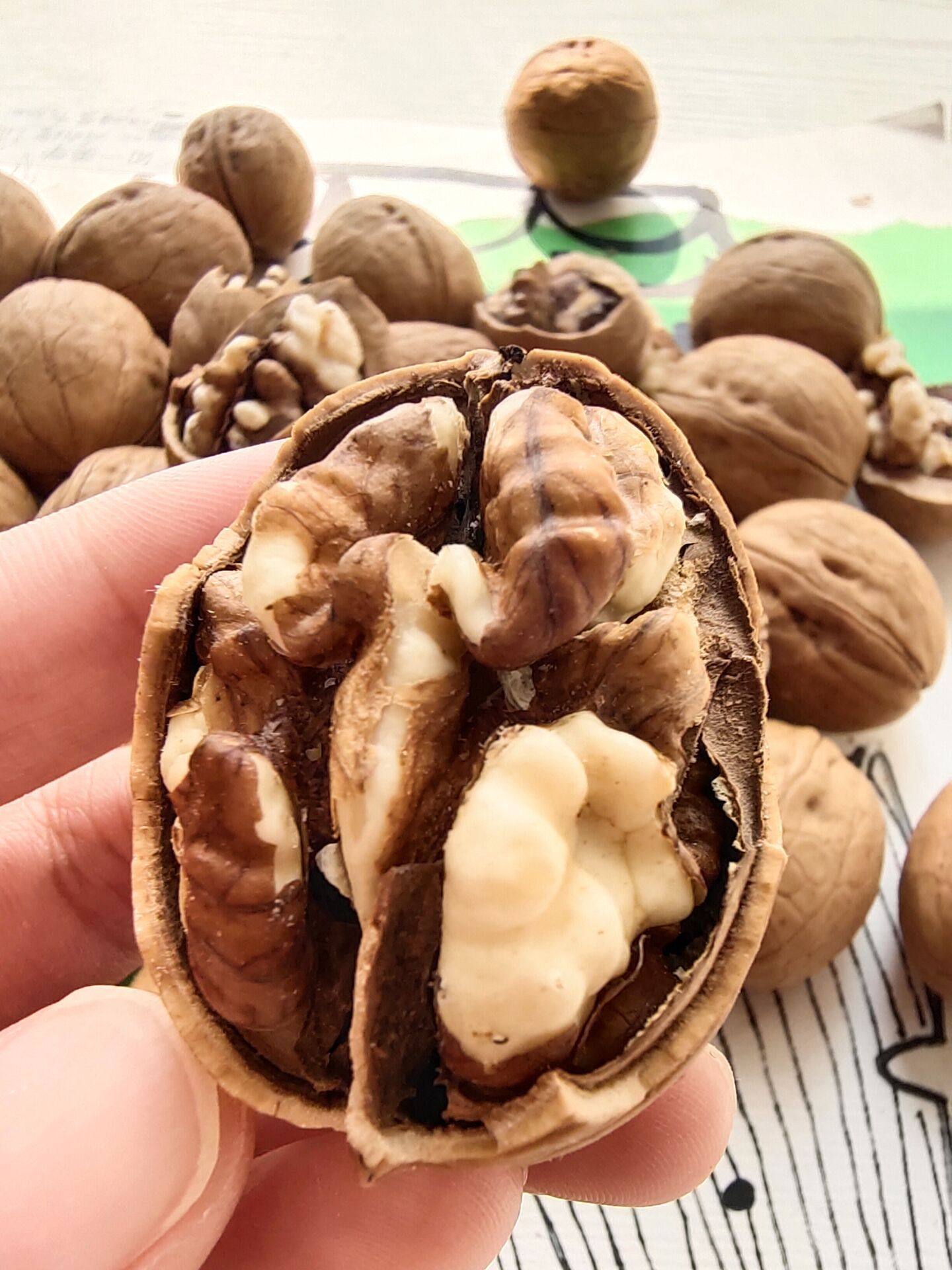 核桃新疆特产手剥纸皮薄皮草本坚果炒货薄壳纸皮