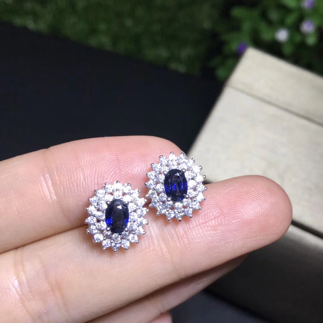 银镶天然蓝宝石耳钉石尺寸4乘6经典戴妃款宝石耳钉蓝宝耳钉