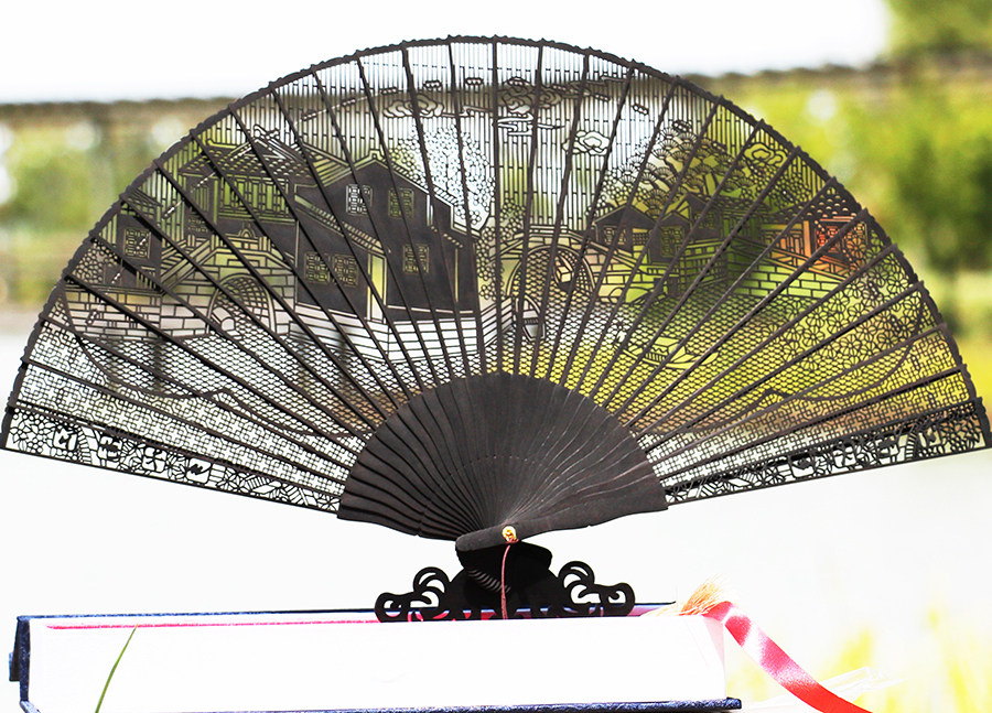 苏州乌木扇子折扇中国国风摆件镂空雕花工艺礼品工艺扇