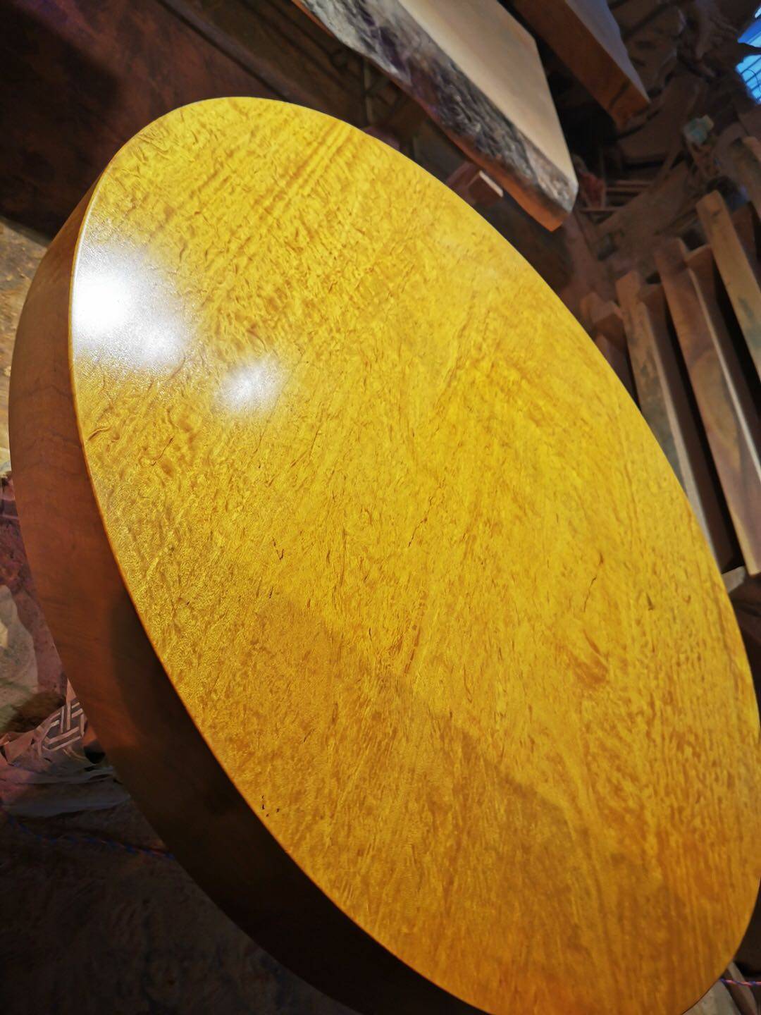 金丝楠木龙胆纹水波纹整板拼接实木餐桌圆桌摆件