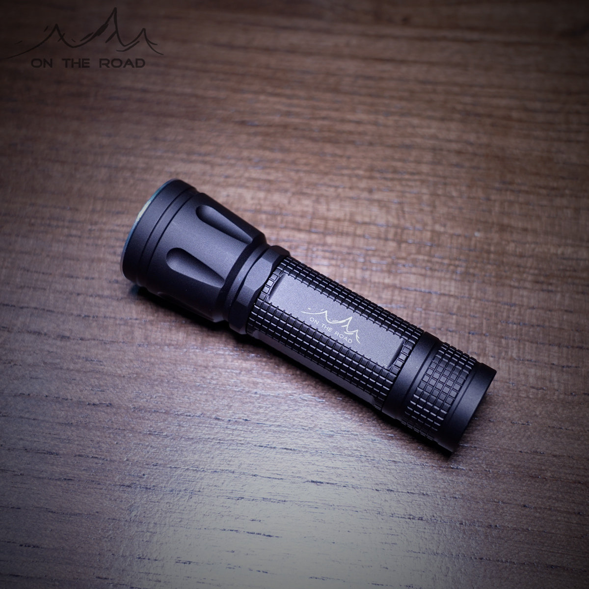 在路上z821变焦强光手电筒小迷你可充电调焦远射户外超亮手电家用