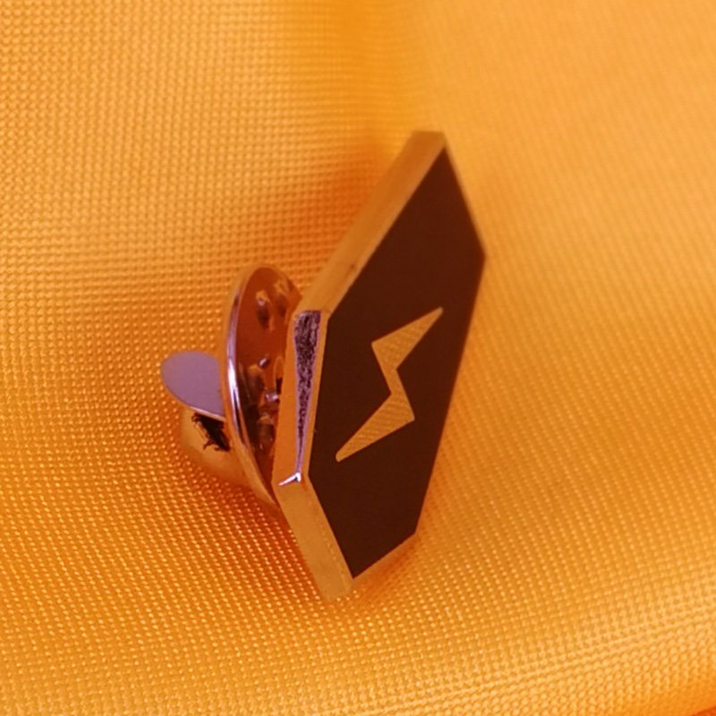 定做金属锌合金珐琅烤漆胸章闪电个性徽章标牌个性徽章