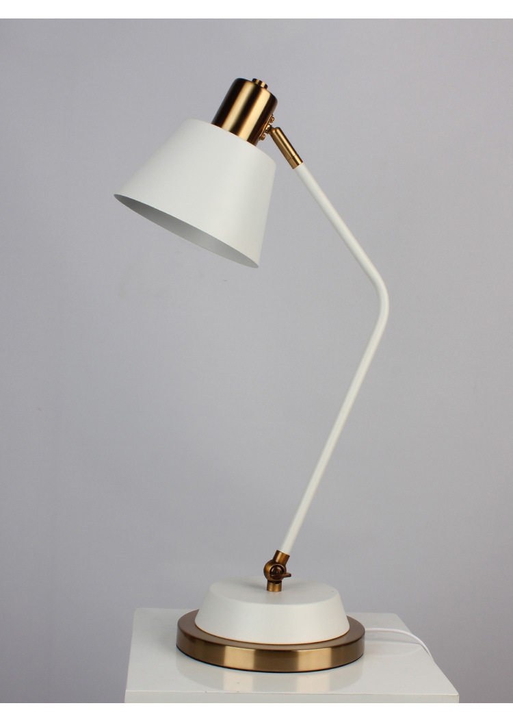 后现代创意铁艺白色台灯金属个性装饰客厅书桌房灯北欧卧室床头灯