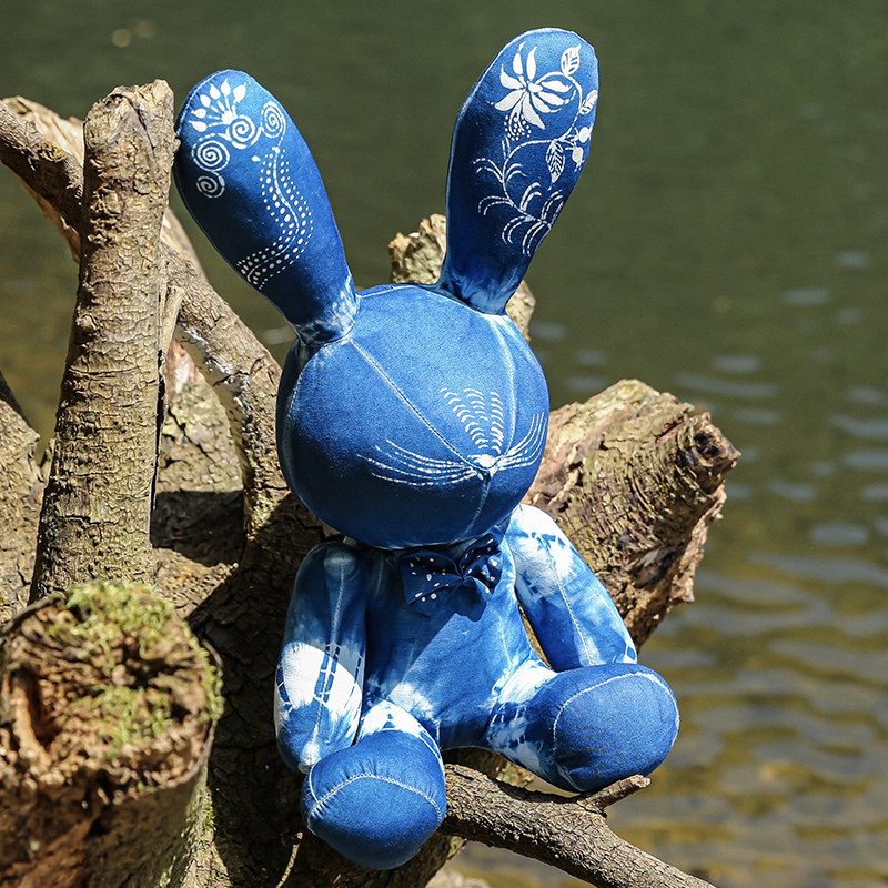 村寨故事手工蓝染蜡染可爱可爱兔兔子公仔中式绒布苗族蜡染