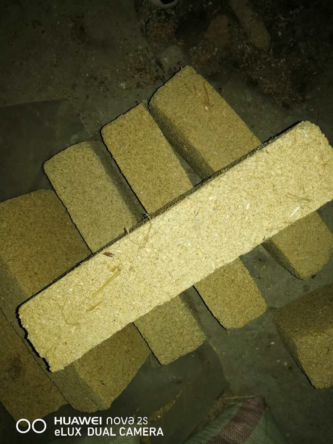 酒曲黄酒曲浓香香型麦曲大曲酿造黄酒传统手工其它粮食