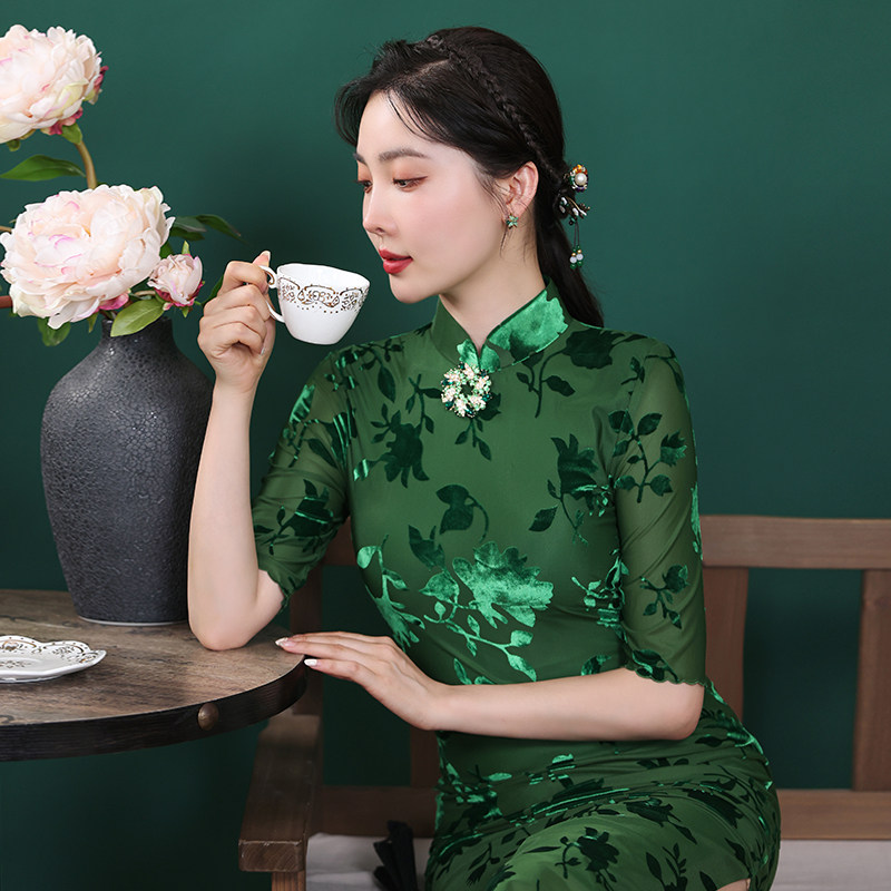 旗袍蝶恋秋季2022新款烂花丝绒改良年轻优雅旗袍