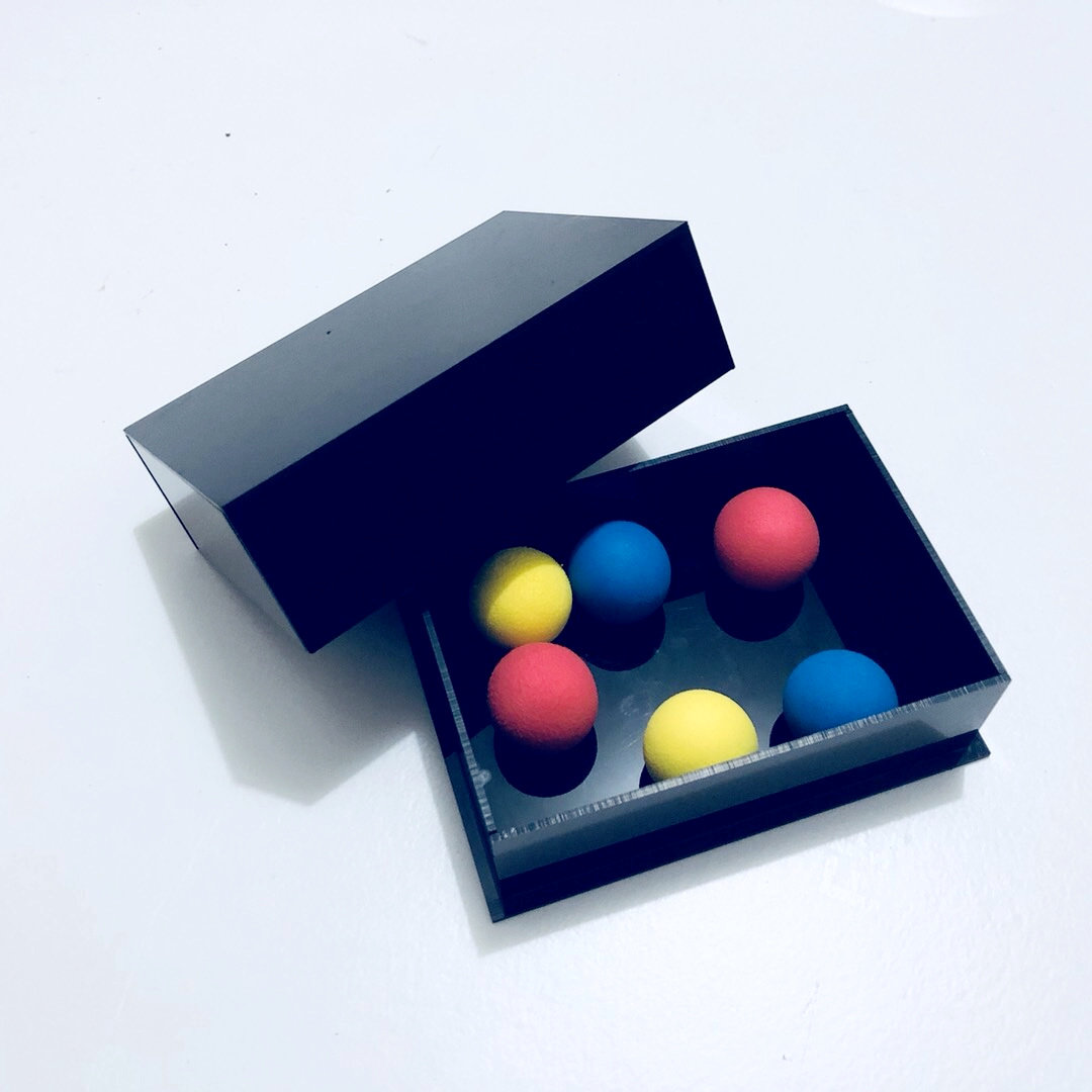 刘谦四空间小球木盒盒中ballsinbox近景商演魔术道具