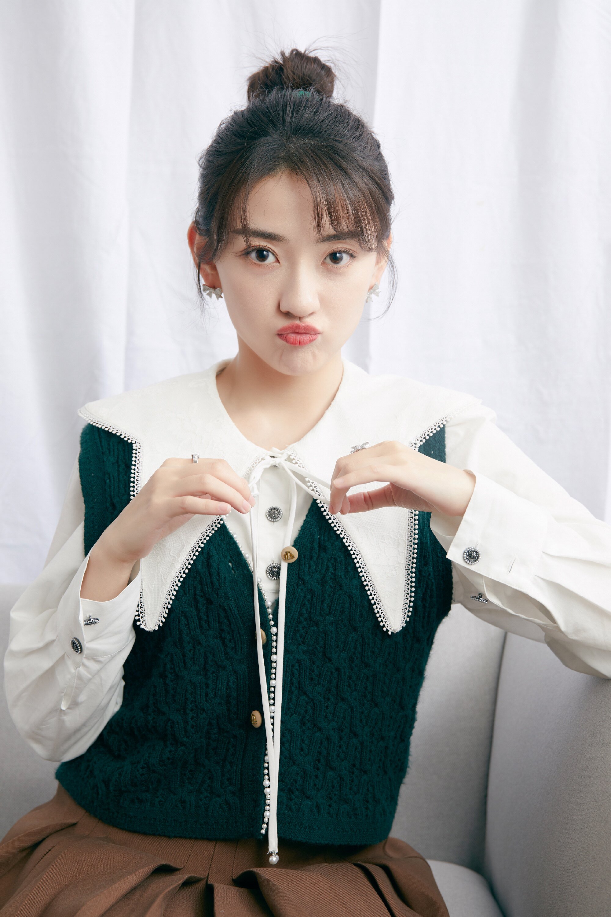 梁洁明星早春同款白色娃娃系带长袖衬衫绿色毛针织衫