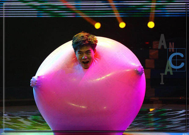 气球表演72寸超大进口圆形可钻人大气较厚气球