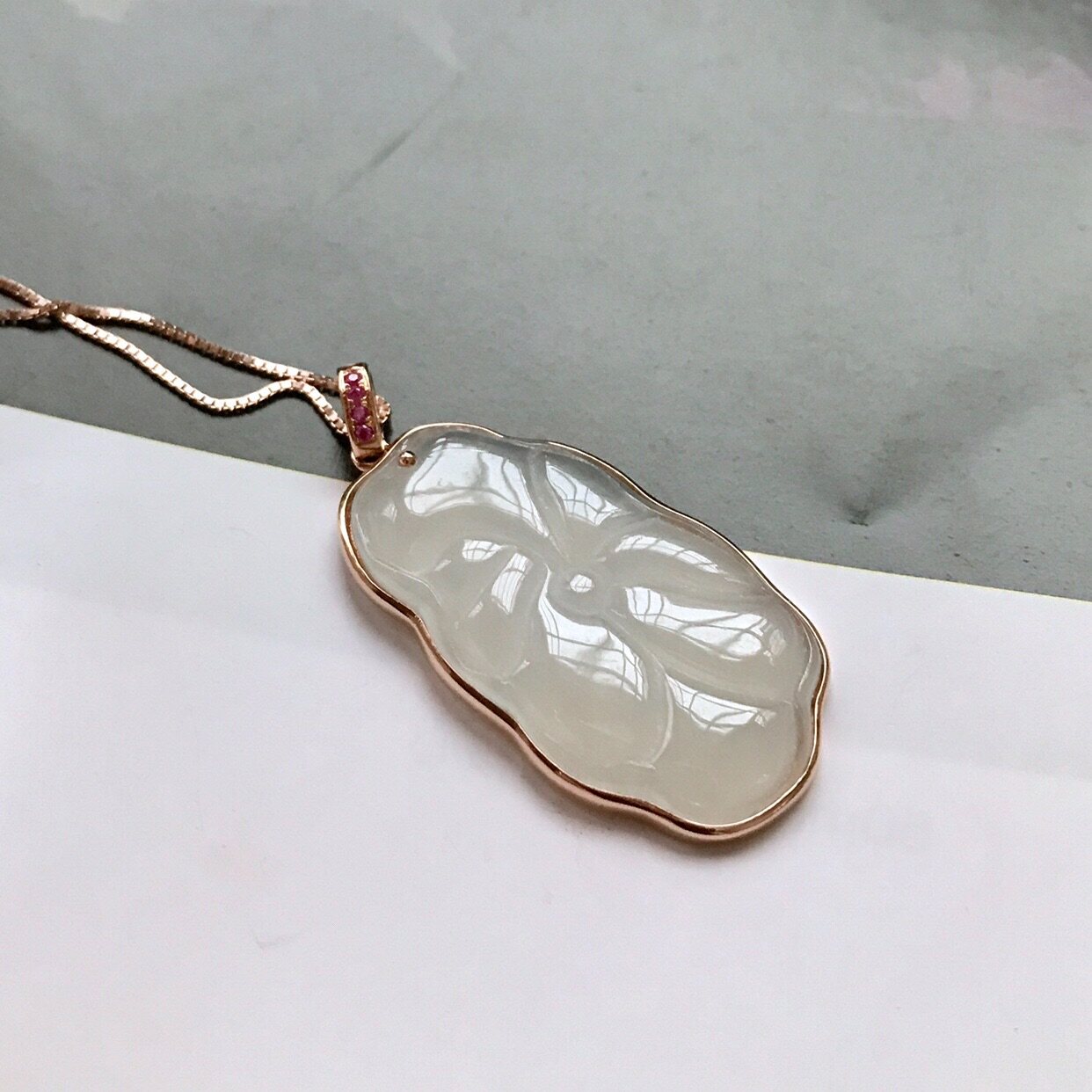 天然翡翠货冰种荷叶吊坠18k金伴红宝镶嵌颈饰