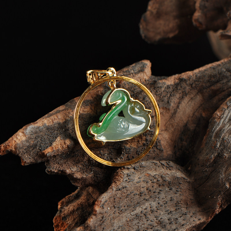 优雅如意锁骨翡翠天鹅灵动飘阳冰种镶嵌黄金颈饰
